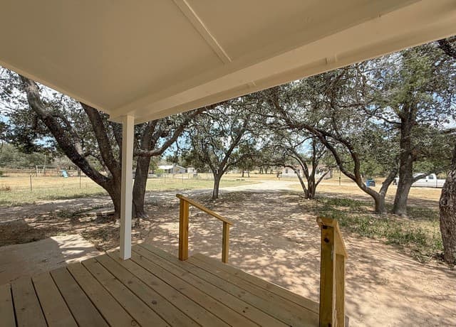 3-bedroom rental at 303 Davis in Devine, TX — photo 3