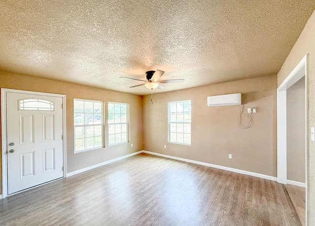 3-bedroom rental at 303 Davis in Devine, TX — photo 4