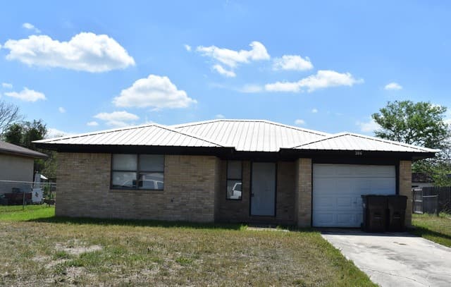 3-bedroom rental at 304 Meadow Drive in Marion, TX — photo 2