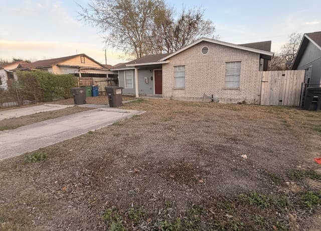 2-bedroom rental at 808 W Olmos in San Antonio, TX — photo 3