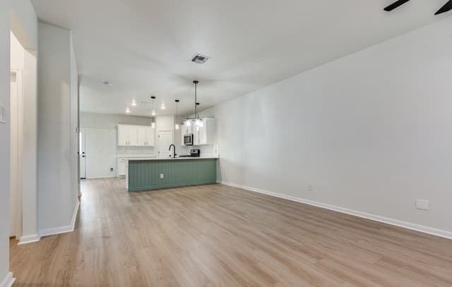 5-bedroom rental at 15115 Escalante in Von Ormy, TX — photo 5