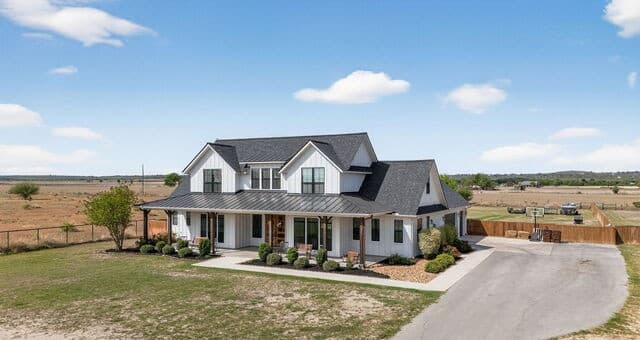 6-bedroom rental at 2493 County Road 4713 in LaCoste, TX — photo 2