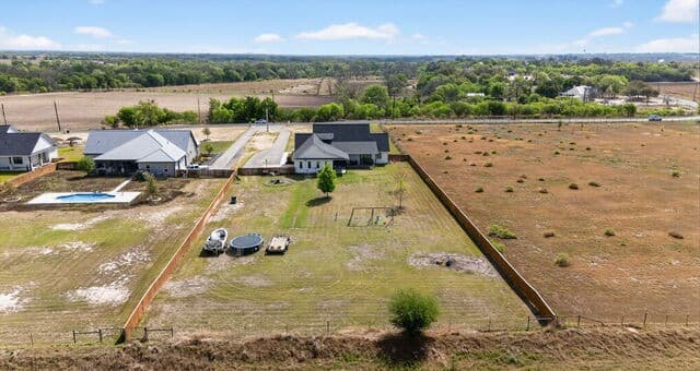 6-bedroom rental at 2493 County Road 4713 in LaCoste, TX — photo 4
