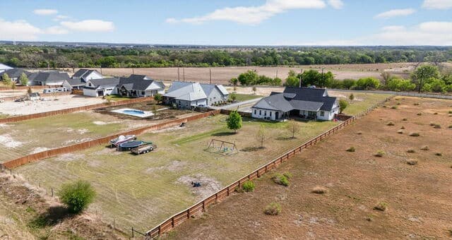 6-bedroom rental at 2493 County Road 4713 in LaCoste, TX — photo 5