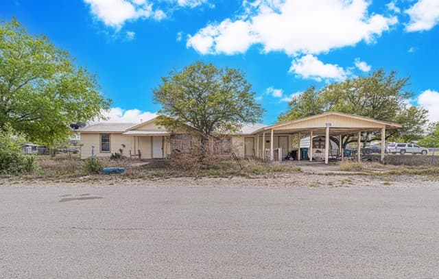 3-bedroom rental at 1714 W Constantinople in Castroville, TX — photo 2