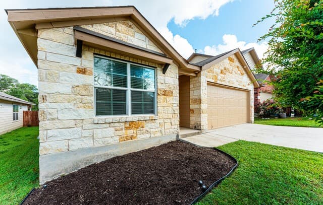4-bedroom rental at 713 Brown Thrasher in San Antonio, TX — photo 1