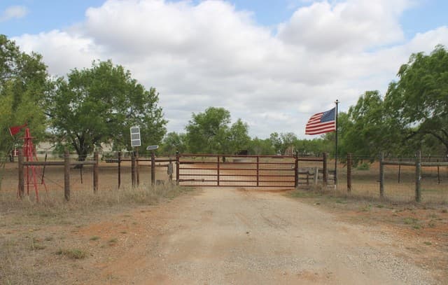 3-bedroom rental at 3554 Fm 1332 in Jourdanton, TX — photo 1