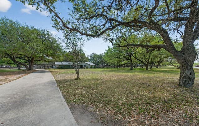 Home for sale at 100 Crestline in Pleasanton, TX — photo 2