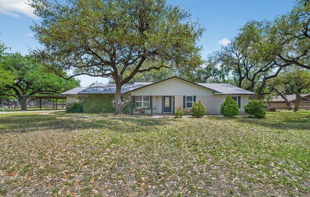 Home for sale at 100 Crestline in Pleasanton, TX — photo 3