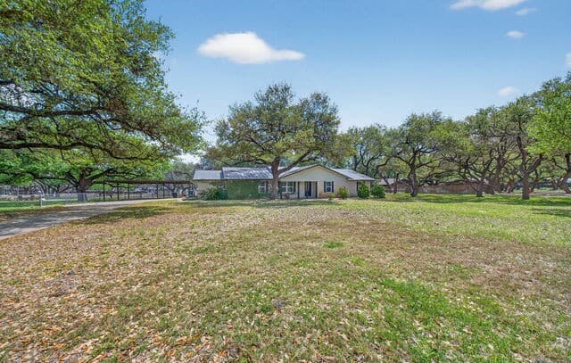 Home for sale at 100 Crestline in Pleasanton, TX — photo 4