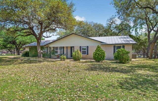 Home for sale at 100 Crestline in Pleasanton, TX — photo 5