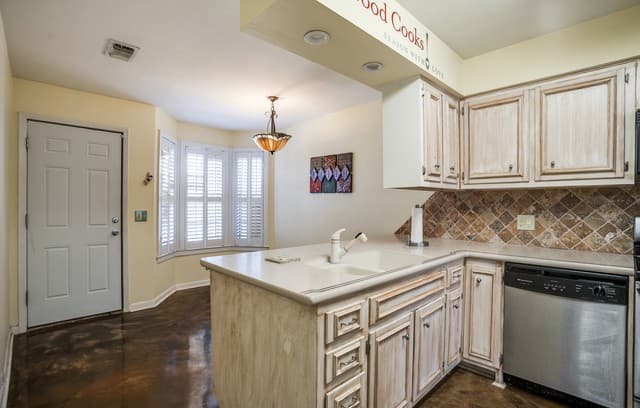 2-bedroom rental at 5359 Fredericksburg Unit 515 in San Antonio, TX — photo 1