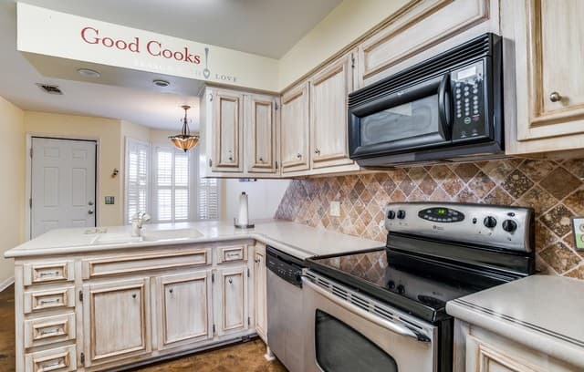 2-bedroom rental at 5359 Fredericksburg Unit 515 in San Antonio, TX — photo 3