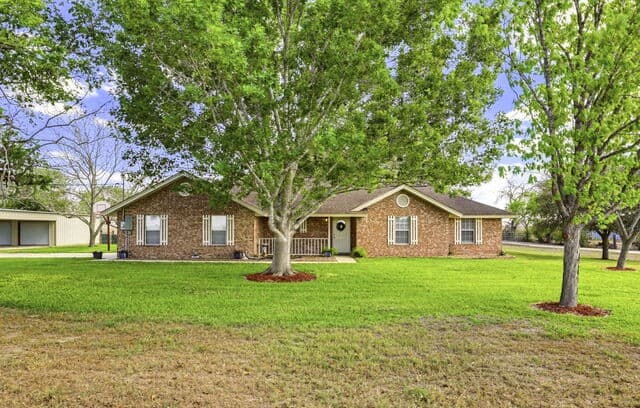 3-bedroom rental at 8416 Fm 541 in Stockdale, TX — photo 1