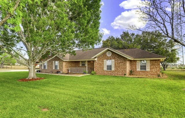 3-bedroom rental at 8416 Fm 541 in Stockdale, TX — photo 3