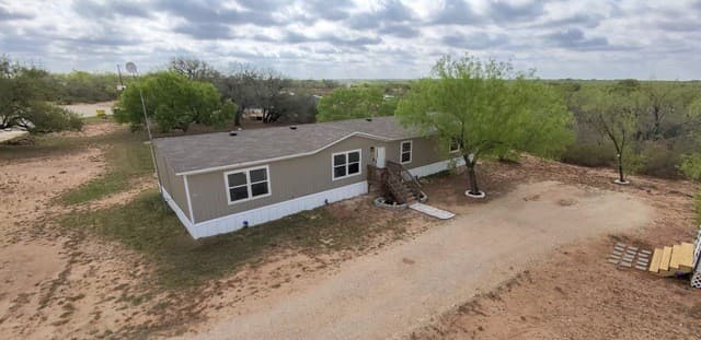 4-bedroom rental at 108 County Road 2638 in Devine, TX — photo 1
