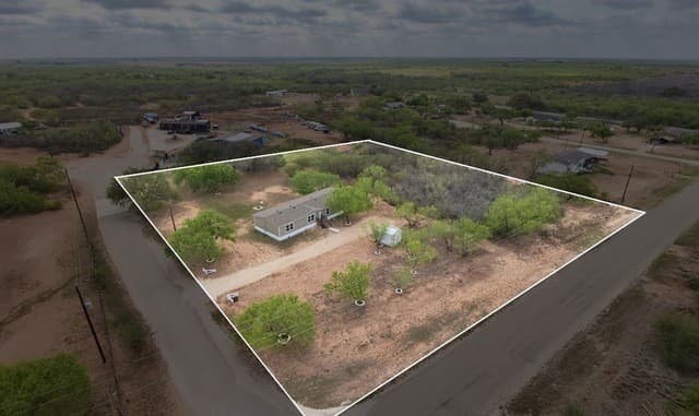 4-bedroom rental at 108 County Road 2638 in Devine, TX — photo 2