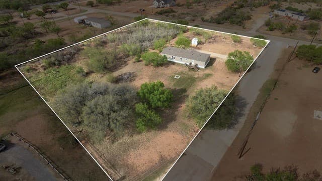 4-bedroom rental at 108 County Road 2638 in Devine, TX — photo 3