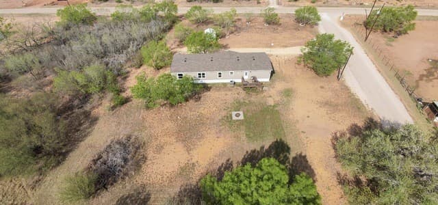 4-bedroom rental at 108 County Road 2638 in Devine, TX — photo 4