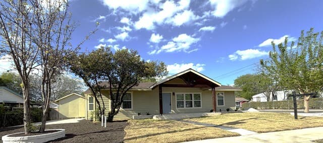 6-bedroom rental at 703 W Rosewood in San Antonio, TX — photo 3