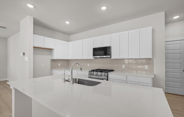 4-bedroom rental at 5607 Franklin Hills in Von Ormy, TX — photo 4