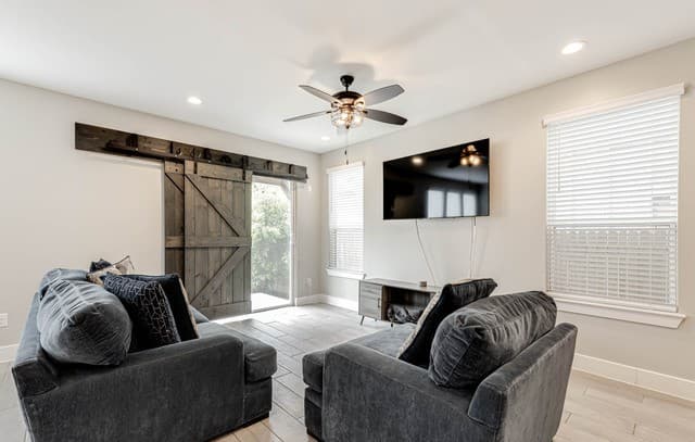 3-bedroom rental at 1426 E Sandalwood Ln in San Antonio, TX — photo 5