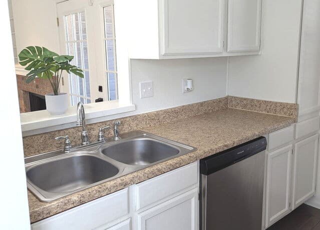 1-bedroom rental at 4212 Medical Unit 606 in San Antonio, TX — photo 2