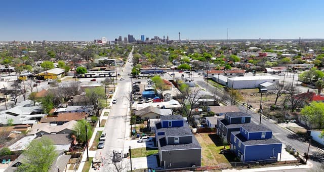 3-bedroom rental at 3038 W Salinas Unit 102 in San Antonio, TX — photo 5
