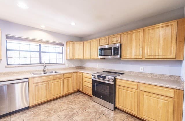 3-bedroom rental at 306 Yorktown in Pleasanton, TX — photo 3