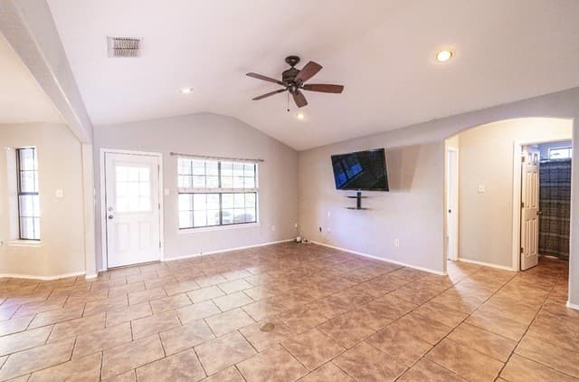 3-bedroom rental at 306 Yorktown in Pleasanton, TX — photo 5