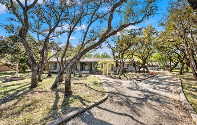 3-bedroom rental at 114 Wagon Trail Road in Shavano Park, TX — photo 3
