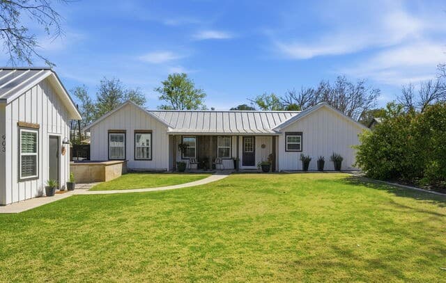 2-bedroom home for sale at 903 Front St. in Comfort TX