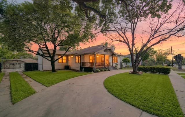 Home for sale at 806 Kayton Ave in San Antonio, TX — photo 2