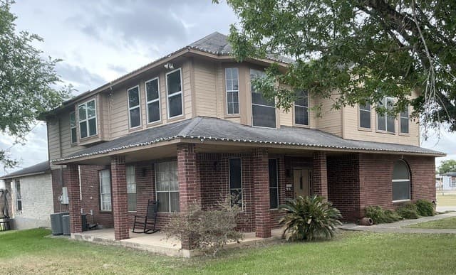 Home for sale at 601 State Highway 123 in Stockdale, TX — photo 2