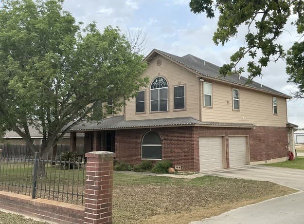 Home for sale at 601 State Highway 123 in Stockdale, TX — photo 3