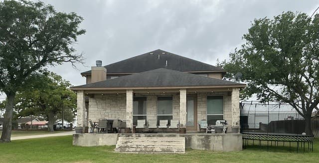 Home for sale at 601 State Highway 123 in Stockdale, TX — photo 4