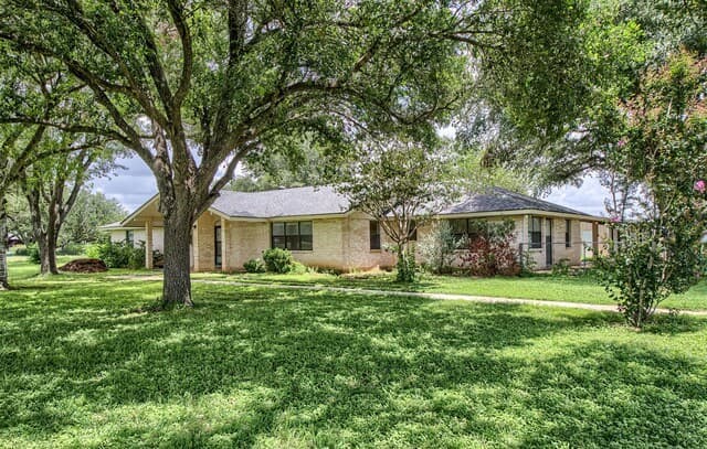 4-bedroom rental at 900 N Graytown Road in St Hedwig, TX — photo 1