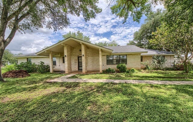 4-bedroom rental at 900 N Graytown Road in St Hedwig, TX — photo 2