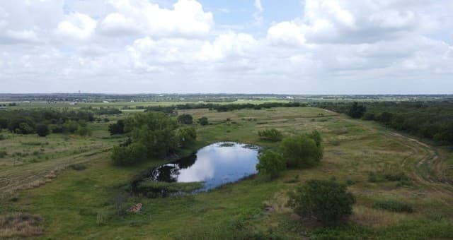 4-bedroom rental at 900 N Graytown Road in St Hedwig, TX — photo 4