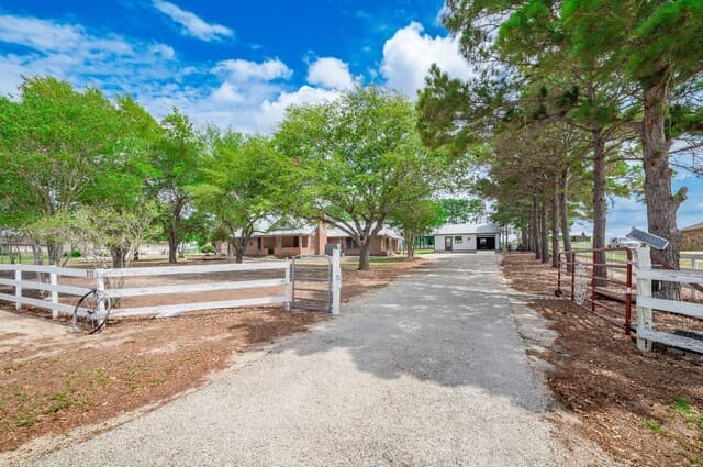 3-bedroom rental at 213 Bluebonnet Ridge in La Vernia, TX — photo 3