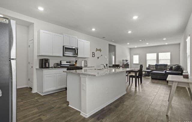 4-bedroom rental at 4007 Bay Leaf in Von Ormy, TX — photo 4