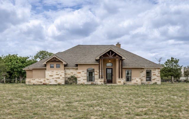 4-bedroom rental at 112 S Abrego Crossing in Floresville, TX — photo 2