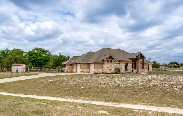 4-bedroom rental at 112 S Abrego Crossing in Floresville, TX — photo 4