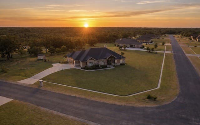 4-bedroom rental at 112 S Abrego Crossing in Floresville, TX — photo 5