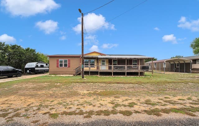 3-bedroom rental at 592 Private Road 1510 in Bandera, TX — photo 2