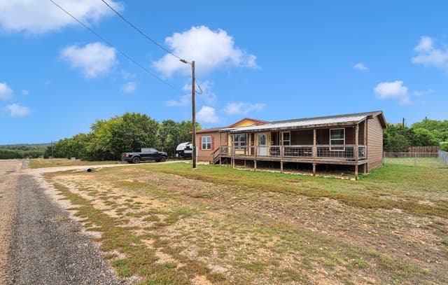 3-bedroom rental at 592 Private Road 1510 in Bandera, TX — photo 3