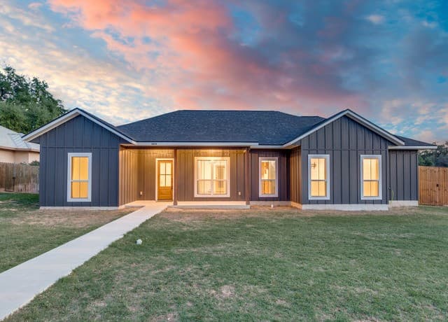 3-bedroom rental at 1015 Timbercrest in Pleasanton, TX — photo 4