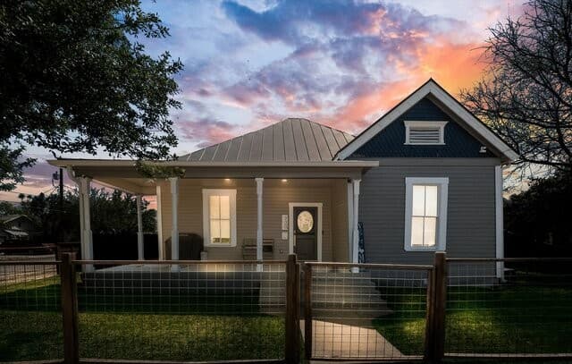 3-bedroom rental at 930 Hays in San Antonio, TX — photo 1