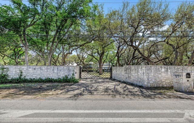 5-bedroom rental at 13010 George in San Antonio, TX — photo 2