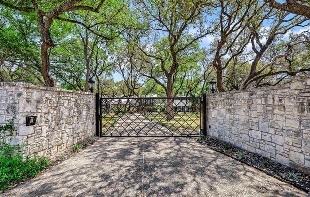 5-bedroom rental at 13010 George in San Antonio, TX — photo 3